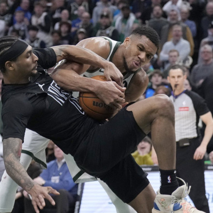 ΝΒΑ: Οι Μπακς έχασαν ξανά από τους Νετς – Πάλευε μόνος τους ο Αντετοκούνμπο [Vid]