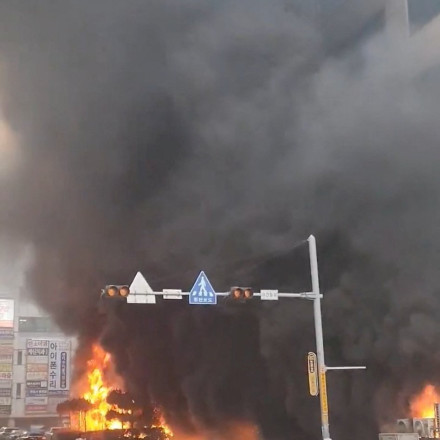 Νότια Κορέα: Στις φλόγες πολυώροφο εμπορικό κτίριο - Απεγκλωβίστηκαν δεκάδες - 12 άτομα στο νοσοκομείο