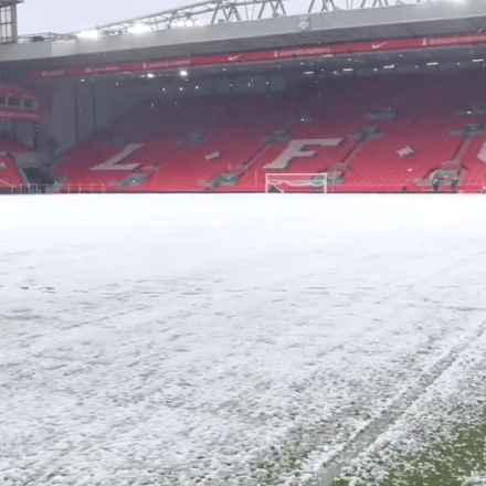 Κανονικά θα διεξαχθεί παρά το χιόνι η αναμέτρηση της Λίβερπουλ με την Μάντσεστερ Γιουνάιτεντ [Vid]