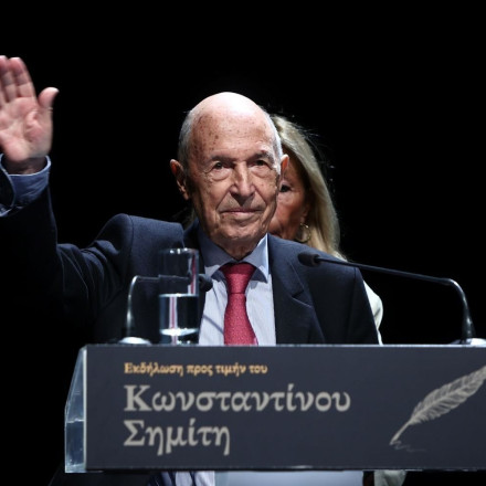 Δημοσιογράφοι μέσα στο σπίτι του Κώστα Σημίτη