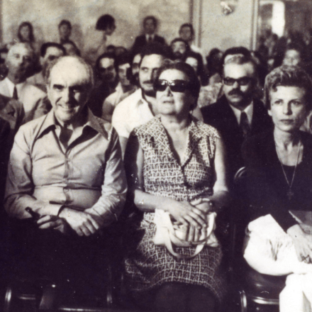 Κώστας Σημίτης: Η ιστορική φωτογραφία από την ημέρα της ιδρυτικής διακήρυξης του ΠΑΣΟΚ