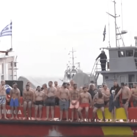 Θεσσαλονίκη: Πλήθος κόσμου στην τελετή Καθαγιασμού των Υδάτων - 25χρονος από Πάτρα έπιασε τον Σταυρό