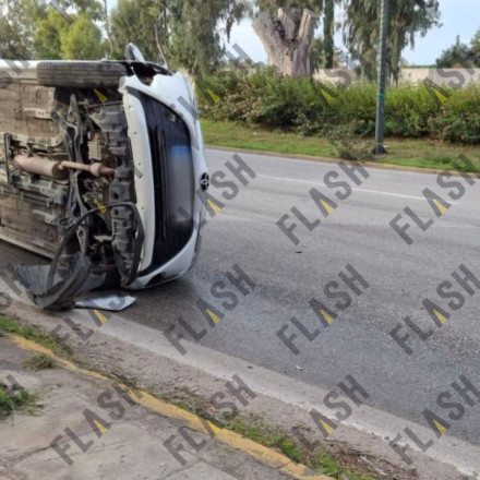 Βούλα: ΙΧ αυτοκίνητο ανετράπη επί της λεωφόρου Ποσειδώνος - Γλίτωσε από τύχη ο οδηγός