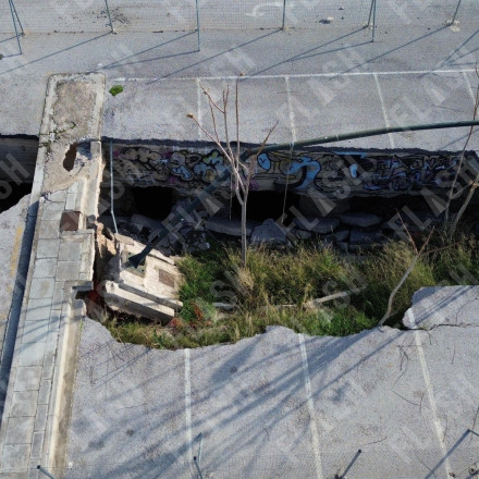 Ο χρόνος «πάγωσε» στην Καλλιθέα: Η τρύπα που «κατάπιε» αυτοκίνητα το 2018, υπάρχει ακόμα...