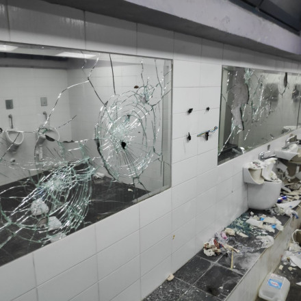 Θεσσαλονίκη: «Γυαλιά καρφιά» έκαναν άγνωστοι τις δημόσιες τουαλέτες στη Νέα Παραλία