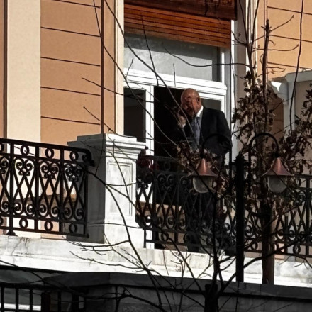 Νίκος Δένδιας: Στο μπαλκόνι του Μαξίμου με το τηλέφωνο κολλημένο στο αυτί - Δείτε φωτογραφίες