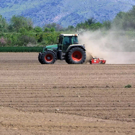 Αγροτικό ρεύμα: 10ετής ρύθμιση ληξιπρόθεσμων οφειλών με μηδενικό επιτόκιο
