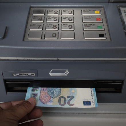 Μείωση στις προμήθειες τραπεζών: Το κόστος για ανάληψη και μεταφορά χρημάτων