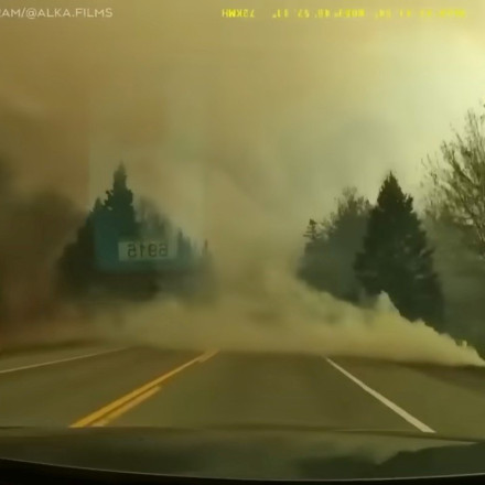 Πυρκαγιές στον Καναδά: Καρέ - καρέ η στιγμή που αυτοκίνητο περνά μέσα από τις φλόγες [vid]
