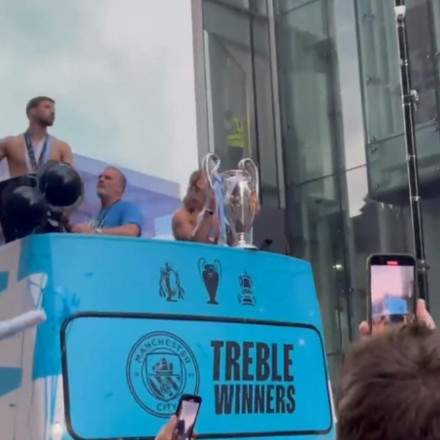 Μάντσεστερ Σίτι: Μοναδικό σόου στην παρέλαση του τρεμπλ - Ημίγυμνος στη βροχή ο Χάαλαντ [vid]