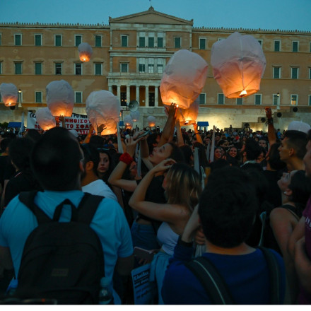 Αθήνα - Θεσσαλονίκη: Δεκάδες φαναράκια στον ουρανό για τους νεκρούς του ναυαγίου στην Πύλο [vid]