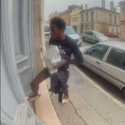 Γαλλία: Άγρια επίθεση σε 73χρονη και την εγγονή της, την ώρα που έμπαιναν στο σπίτι τους [vid]