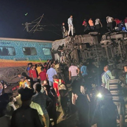 Ινδία: Συγκλονίζουν οι μαρτυρίες επιζώντων της σιδηροδρομικής τραγωδίας