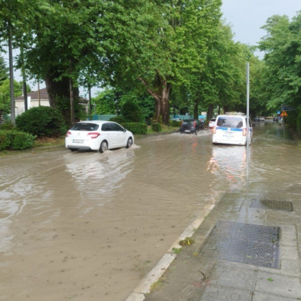 Ιωάννινα: Δυνατό μπουρίνι μετέτρεψε τους δρόμους σε ποτάμι [vid]