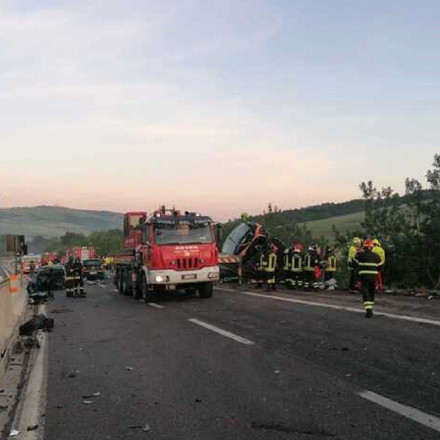 Ιταλία: Λεωφορείο με 38 επιβάτες έπεσε σε γκρεμό - Ένας νεκρός και 14 τραυματίες