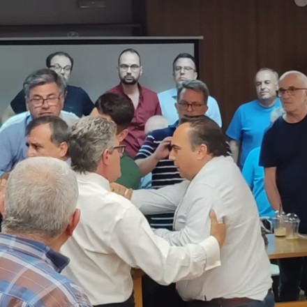 Κόρινθος: Χάος στο δημοτικό συμβούλιο - Πιάστηκαν στα χέρια