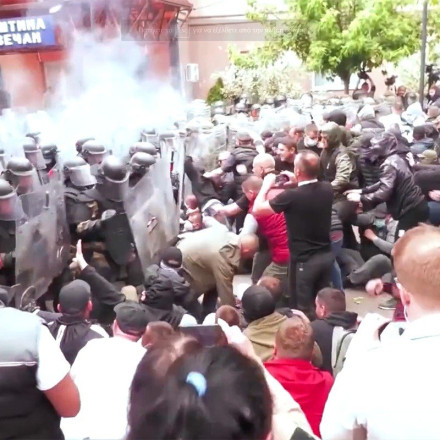 Κόσοβο: Έκρυθμη η κατάσταση με ισχυρές ΝΑΤΟϊκές δυνάμεις και σερβικά τανκς στους δρόμους