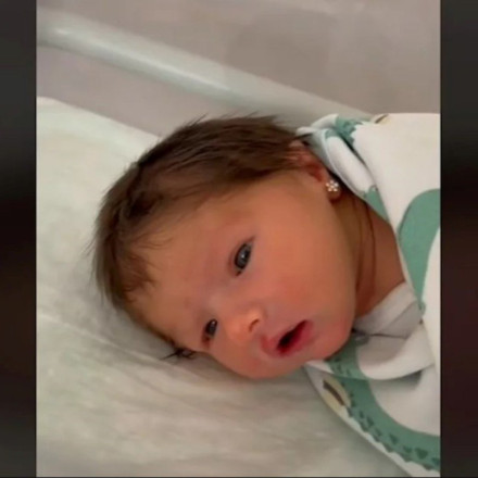 Viral στο ΤikTok μητέρα που τρύπησε τα αυτιά της κόρης της μόλις γεννήθηκε [vid]