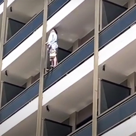 Λάρισα: Γυναίκα απειλεί να πέσει από μπαλκόνι ξενοδοχείου