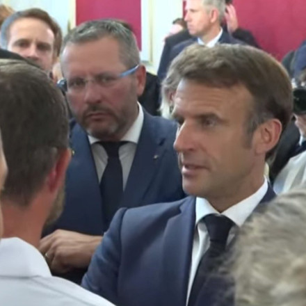 Μακρόν: «Θετικά τα νέα» για τα παιδιά που τραυματίστηκαν κατά την επίθεση με μαχαίρι στο Ανεσί [vid]