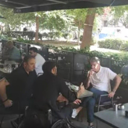 Θεσσαλονίκη: Πρωινός καφές Μητσοτάκη με τον Αντώνη Ρέμο και τον παραολυμπιονίκη, Αντώνη Τσαπατάκη