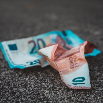 Πληθωρισμός: Η αργή αποκλιμάκωση φρενάρει και το τέλος των επιτοκιακών αυξήσεων από ΕΚΤ και Fed