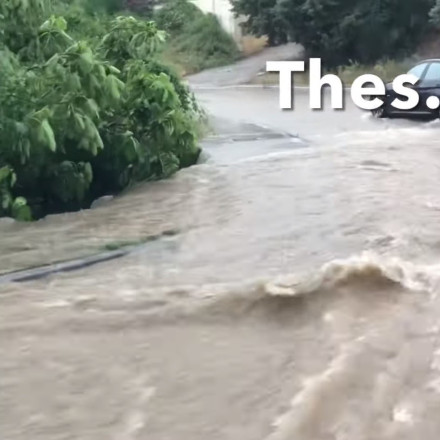 Καταρρακτώδης βροχή στη Θεσσαλονίκη: «Ποτάμια» οι δρόμοι - Δεκάδες κλήσεις για απάντληση υδάτων