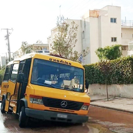 Πόρτο Ράφτη: Σχολικό λεωφορείο γεμάτο μαθητές έπεσε σε λακκούβα