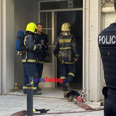 Θεσσαλονίκη: Φωτιά σε πολυκατοικία - Απεγκλωβισμοί ενοίκων - Μαρτυρίες από το σημείο