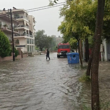 Τρίκαλα: Πλημμύρισε σχολείο - Η Πυροσβεστική απομάκρυνε τους μαθητές [vid]
