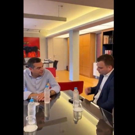 Αλέξης Τσίπρας: Συνάντηση με ομογενείς από την Αλβανία - Ο διάλογος με τον γιο του Μπελέρη