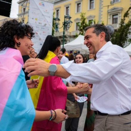 Στο Athens Pride με στελέχη του ΣΥΡΙΖΑ ο Τσίπρας - Τα θέλουμε «Όλα για όλ@» Στο Athens Pride με στελέχη του ΣΥΡΙΖΑ ο Τσίπρας - Τα θέλουμε «Όλα για όλ@»