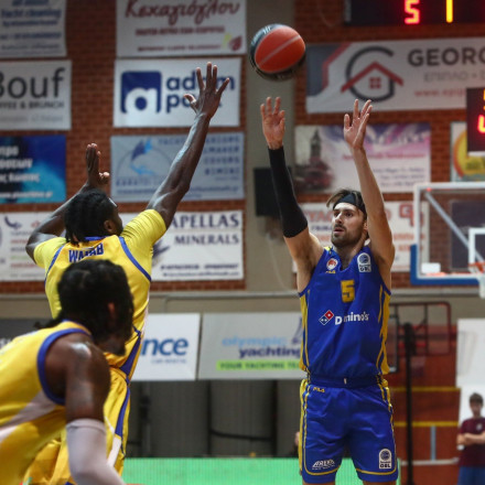 «Σούπερ» Πάπας και μεγάλο διπλό του Περιστερίου στο Λαύριο με 69-64 [vid]