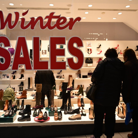 Πρεμιέρα εκπτώσεων από Δευτέρα: Οι Κυριακές με ανοιχτά τα εμπορικά - Τί να προσέχουν οι καταναλωτές