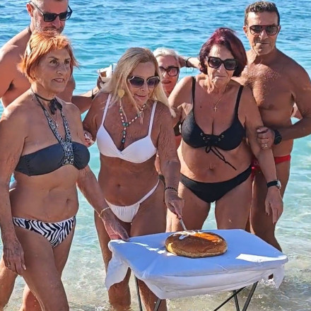 Καλοκαιρινές εικόνες στη μέση του χειμώνα: Οι χειμερινοί κολυμβητές του Αλίμου έκοψαν την πίτα τους