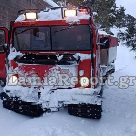 Δύσκολη επιχείρηση απεγκλωβισμού έξι περιπατητών από το χιονισμένο Καλλίδρομο