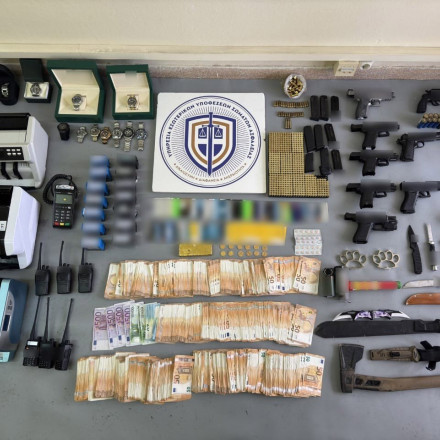 Κύκλωμα επίορκων αστυνομικών: Βρέθηκαν 410.000 ευρώ σε μετρητά, χρυσές λίρες, πλάκα χρυσού και όπλα