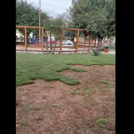 Έκλεψαν κομμάτια από το γκαζόν σε πλατεία στο Ελληνικό - «Όποιος το βρει, δώρο μηχανή κοπής γκαζόν»