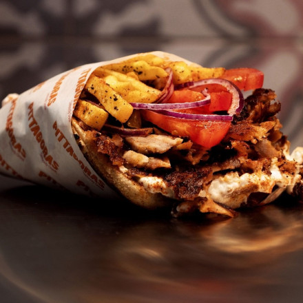 Το σουβλάκι με γύρο τρελαίνει τους Βρετανούς - Τι λέει ο Κεφαλονίτης που σπάει ρεκόρ στο Λονδίνο