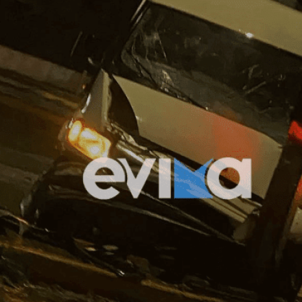 Σοβαρό τροχαίο στη Χαλκίδα - Αυτοκίνητο καρφώθηκε σε κολώνα