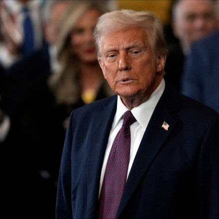 Ο Τραμπ «παγώνει» τις χρηματοδοτήσεις των υπηρεσιών υγείας για τη φυλομετάβαση τρανς εφήβων