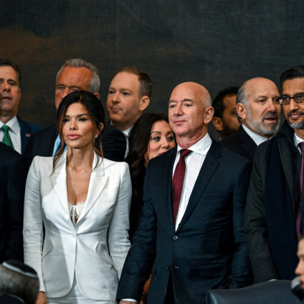 Η «πληρωμένη» απάντηση της συντρόφου του Τζεφ Μπέζος για την «άσεμνη» εμφάνισή της