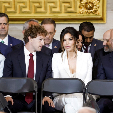 «Άτακτος» ο Μαρκ Ζούκερμπεργκ - Τον «τσάκωσαν» να κοιτά το ντεκολτέ της συντρόφου του Τζεφ Μπέζος