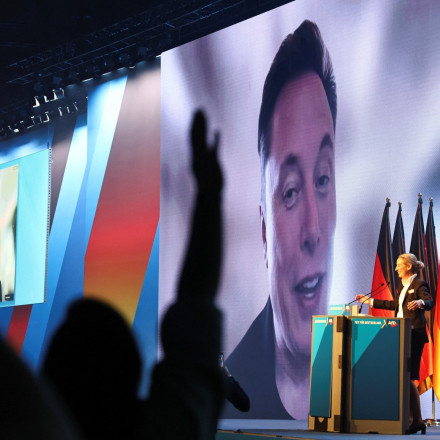 Και ο Έλον Μασκ τον χαβά του: Τον αποθέωσαν σε εκδήλωση της AfD – Η ατάκα για τον... Ιούλιο Καίσαρα