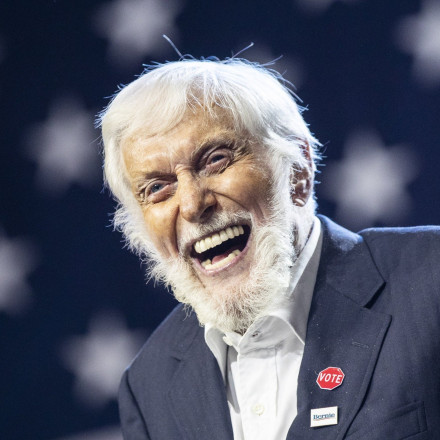 Ο 99χρονος Ντικ Βαν Ντάικ αποκαλύπτει το μυστικό της καλής υγείας του Ο 99χρονος Ντικ Βαν Ντάικ αποκαλύπτει το μυστικό της καλής υγείας του