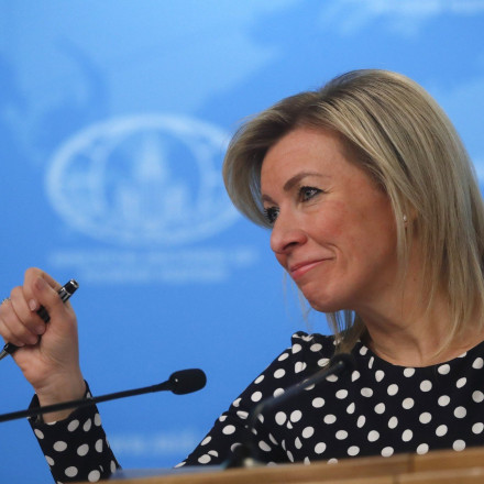 «Του έδωσε ένα μαντήλι, αλλά αστόχησε;»: Η Μόσχα χλευάζει το χαστούκι της Μπριζίτ στον Μακρόν