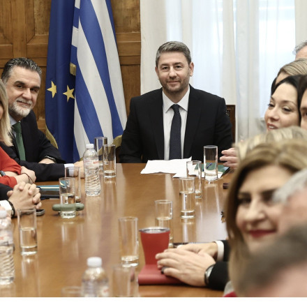 Το ΠΑΣΟΚ αποφασίζει σήμερα εάν θα ψηφίσει Κακλαμάνη - Νέα πρωτοβουλία Ανδρουλάκη για τα ολιγοπώλια
