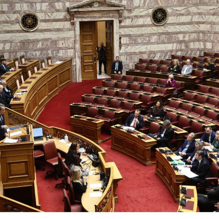 H σύγκρουση Κυριάκου Μητσοτάκη - Νίκου Ανδρουλάκη στη Βουλή - Ρύθμιση για τα «κόκκινα» δάνεια αγροτών