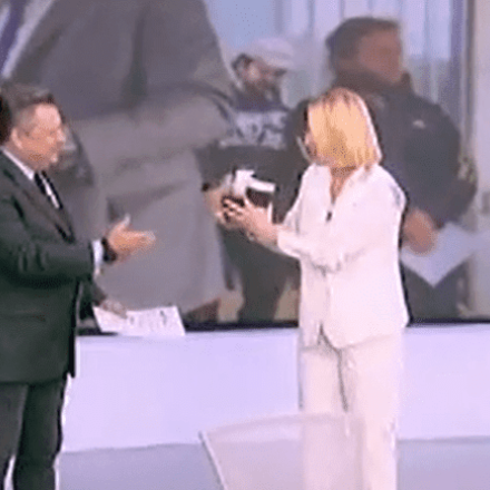 Καλημέρα «αλά Άδωνι» από την Ντόρα Κουτροκόη - Μπήκε με καφέδες στο στούντιο