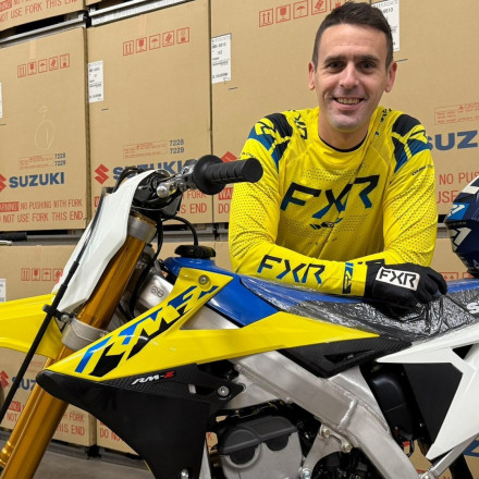 Suzuki Moto Greece: Ο Πάνος Κακολύρης «ντύνεται» στα κίτρινα για το 2025